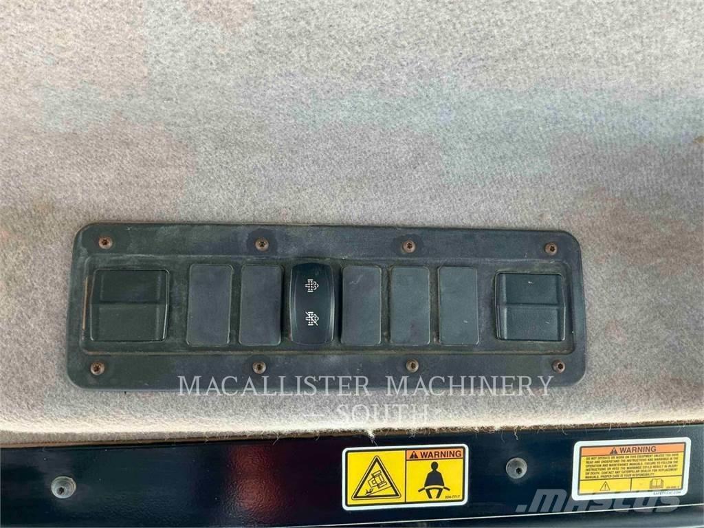 CAT 740B 鉸接式起吊車