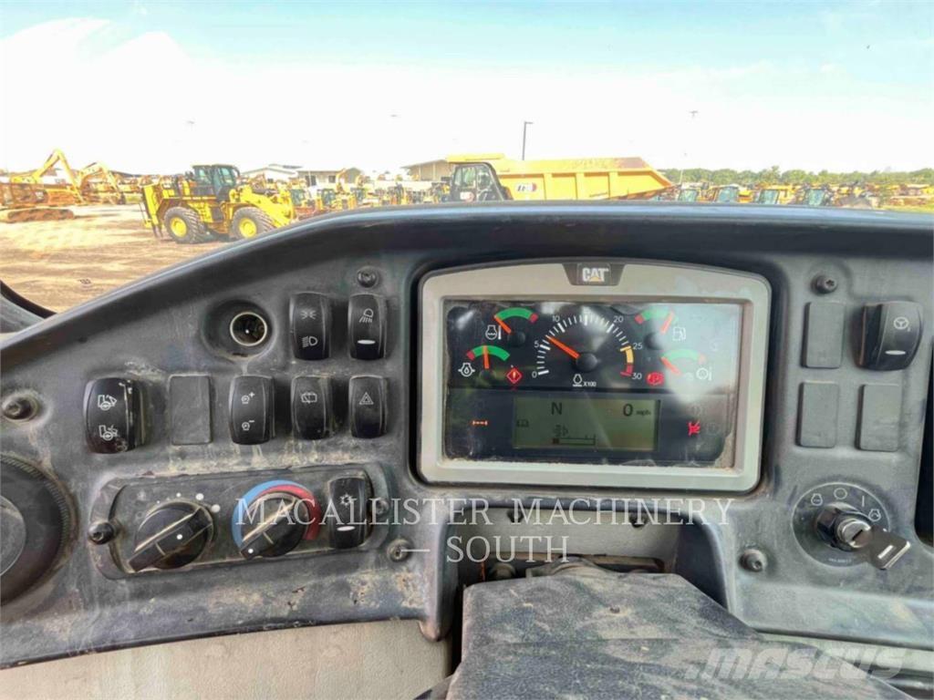CAT 740B 鉸接式起吊車