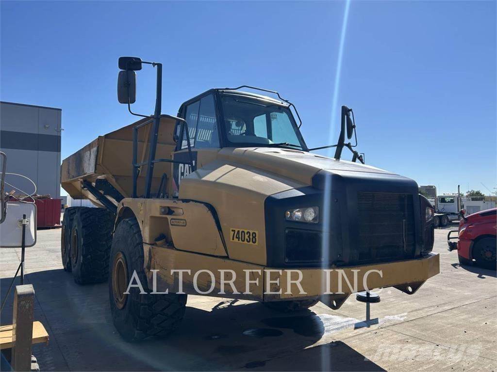 CAT 740B 鉸接式起吊車