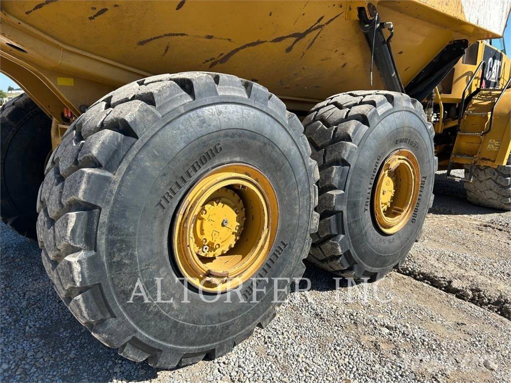 CAT 740B 鉸接式起吊車
