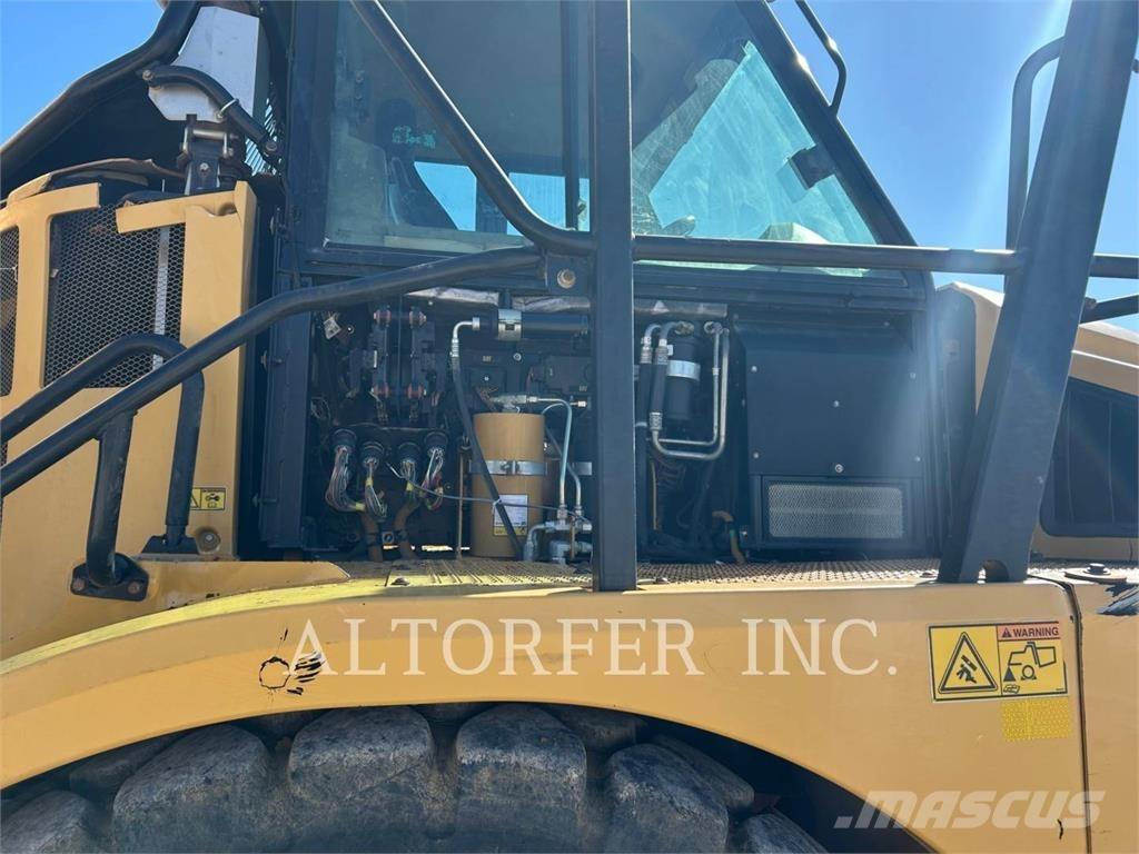 CAT 740B 鉸接式起吊車