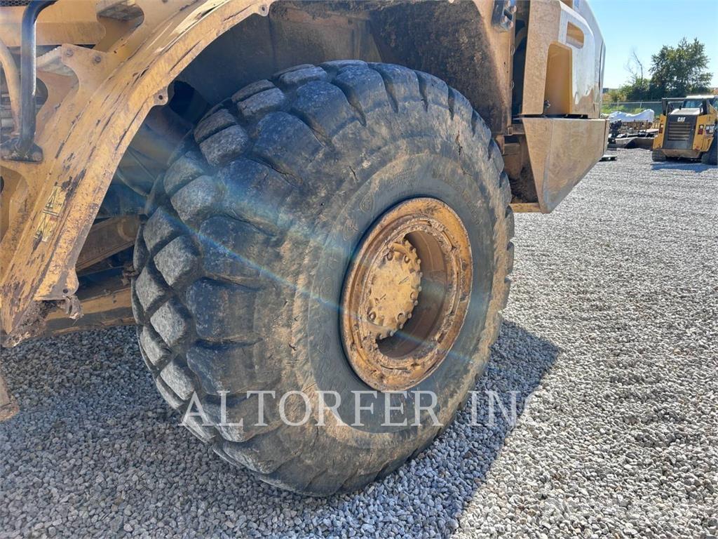 CAT 740B 鉸接式起吊車