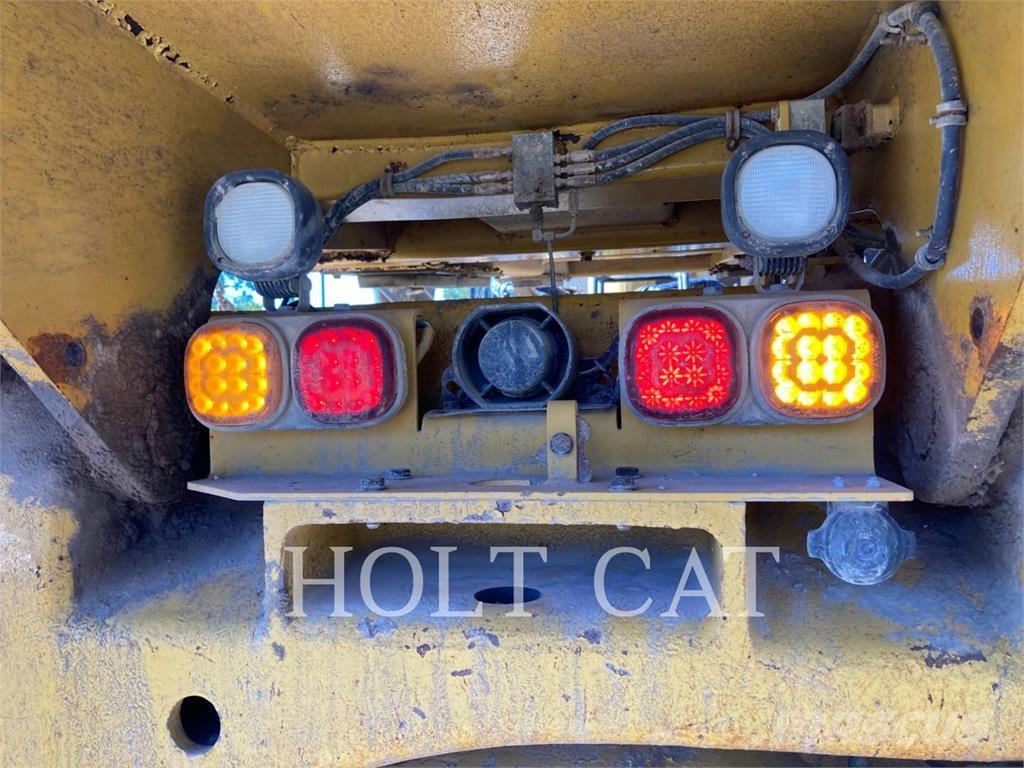 CAT 740B 鉸接式起吊車