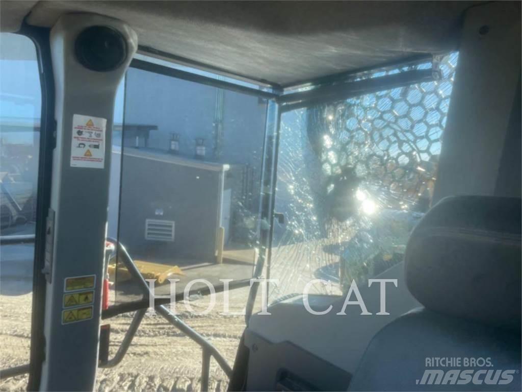 CAT 745 鉸接式起吊車