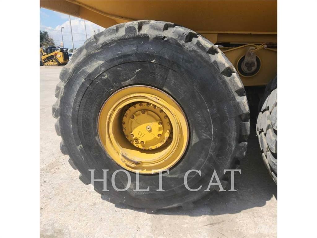 CAT 745 鉸接式起吊車