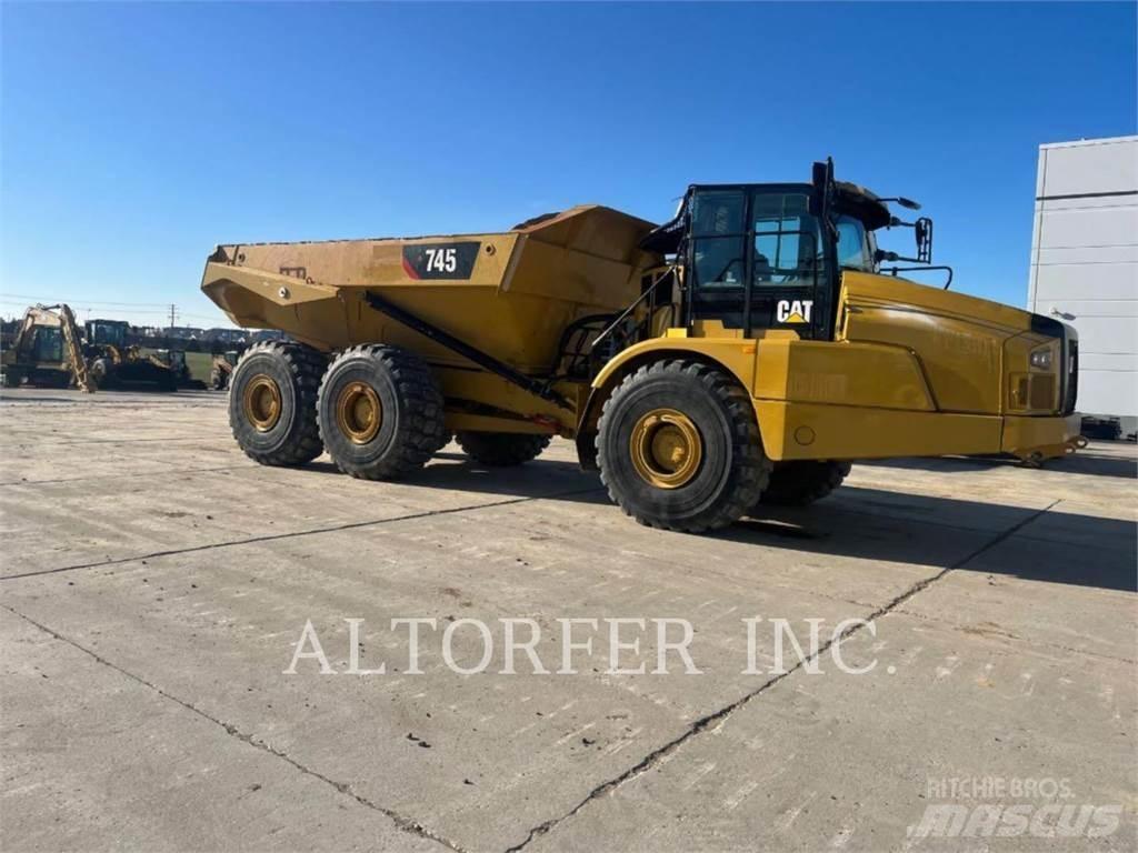 CAT 745 鉸接式起吊車