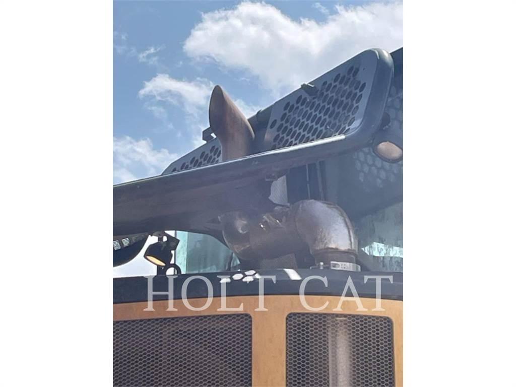 CAT 745 鉸接式起吊車