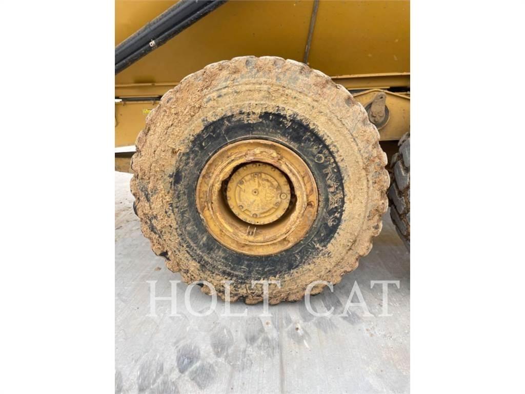 CAT 745 鉸接式起吊車