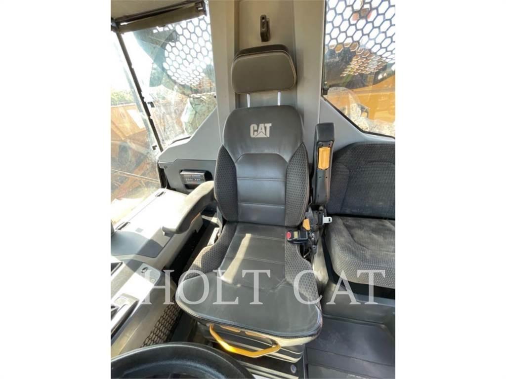 CAT 745 鉸接式起吊車