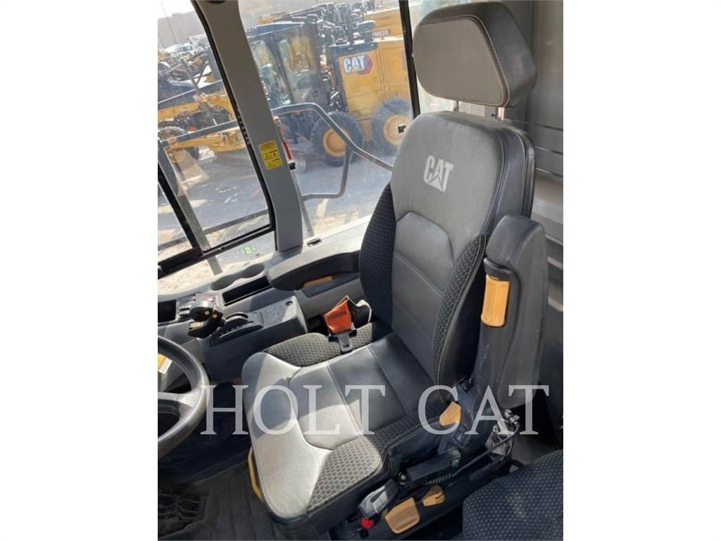 CAT 745 鉸接式起吊車
