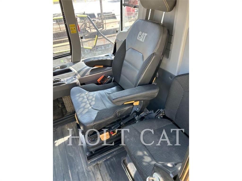 CAT 745 鉸接式起吊車