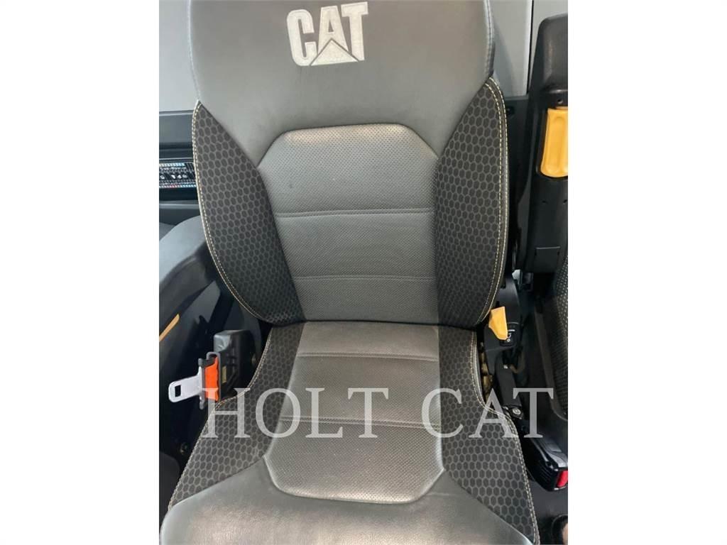 CAT 745 鉸接式起吊車