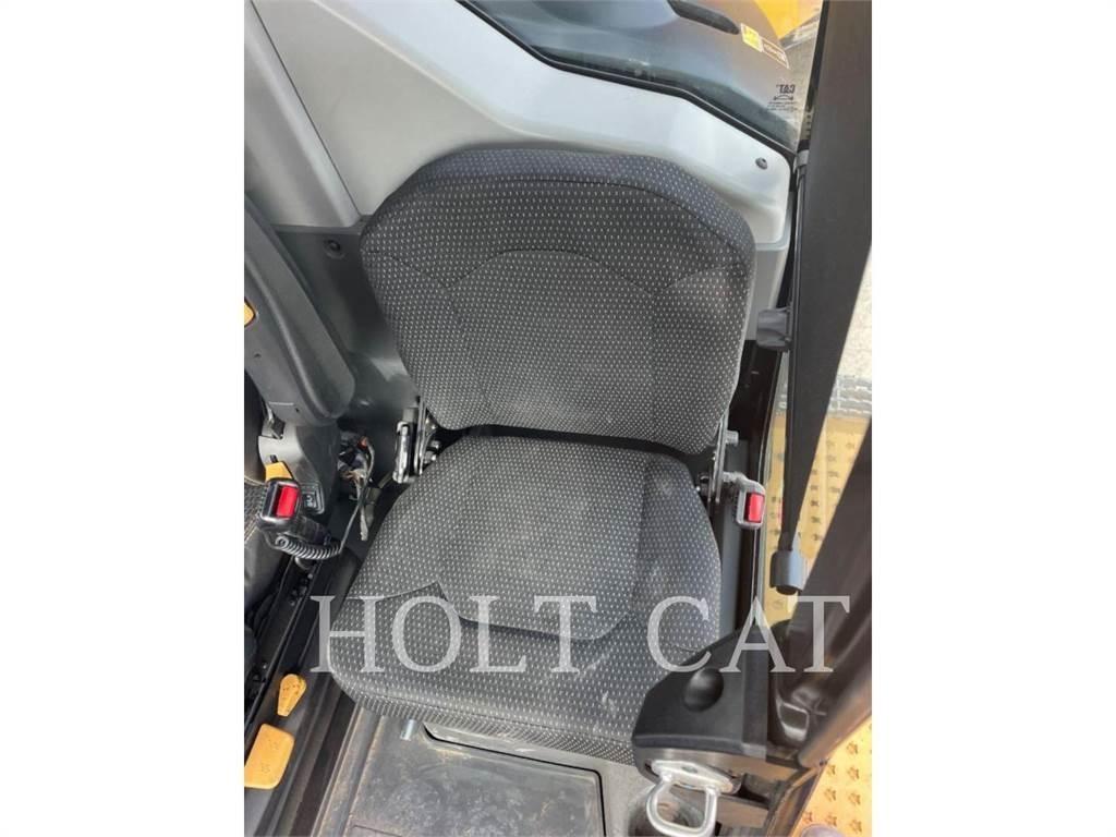 CAT 745 鉸接式起吊車