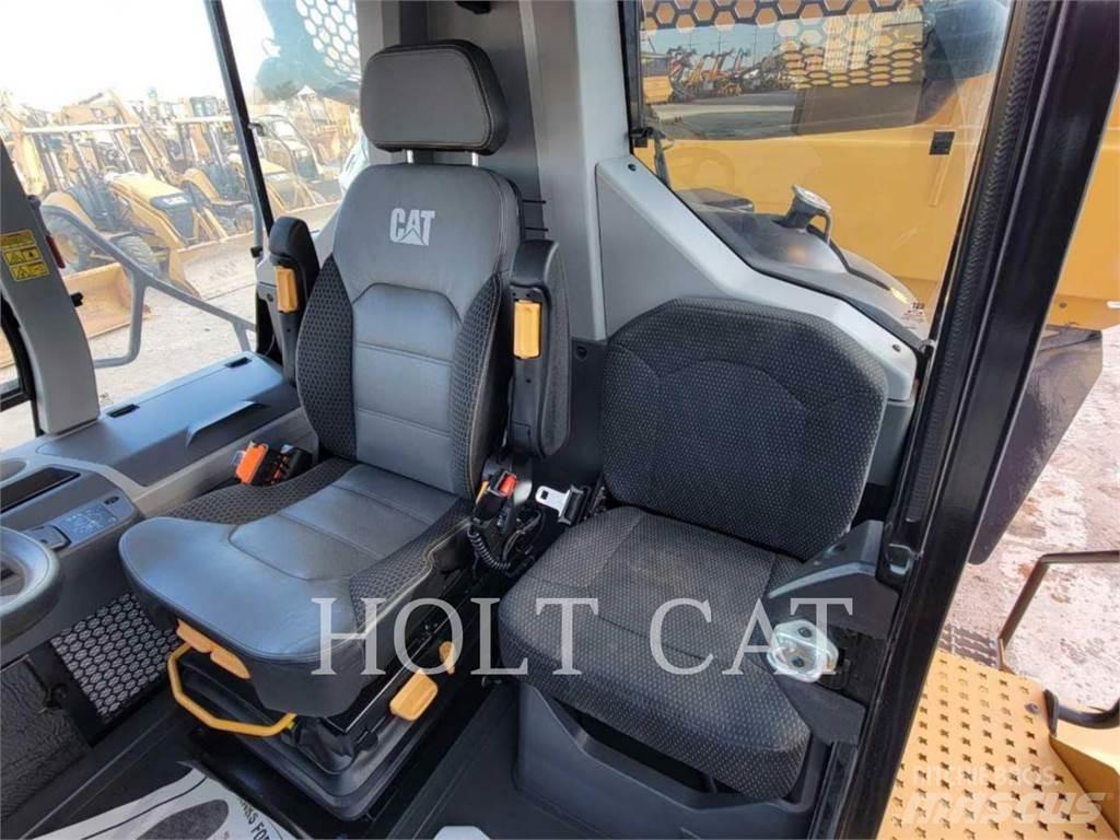 CAT 745 鉸接式起吊車