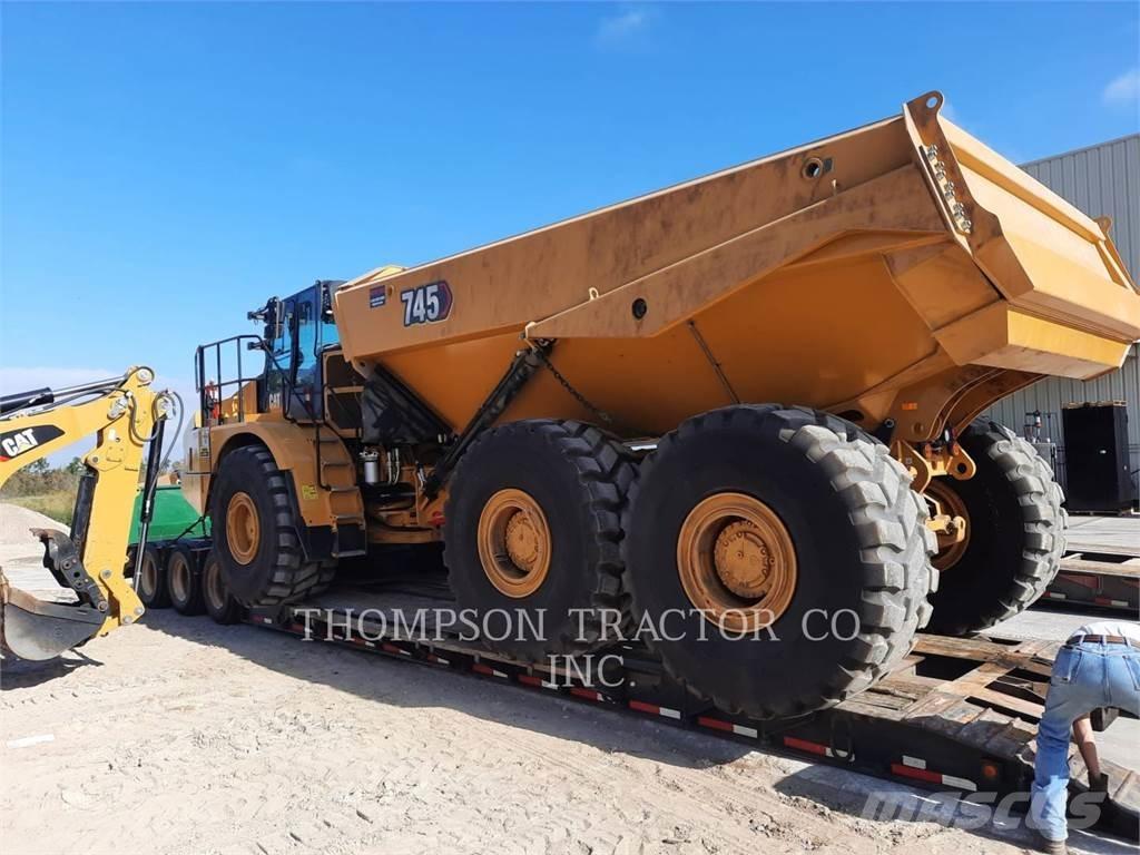 CAT 745 鉸接式起吊車
