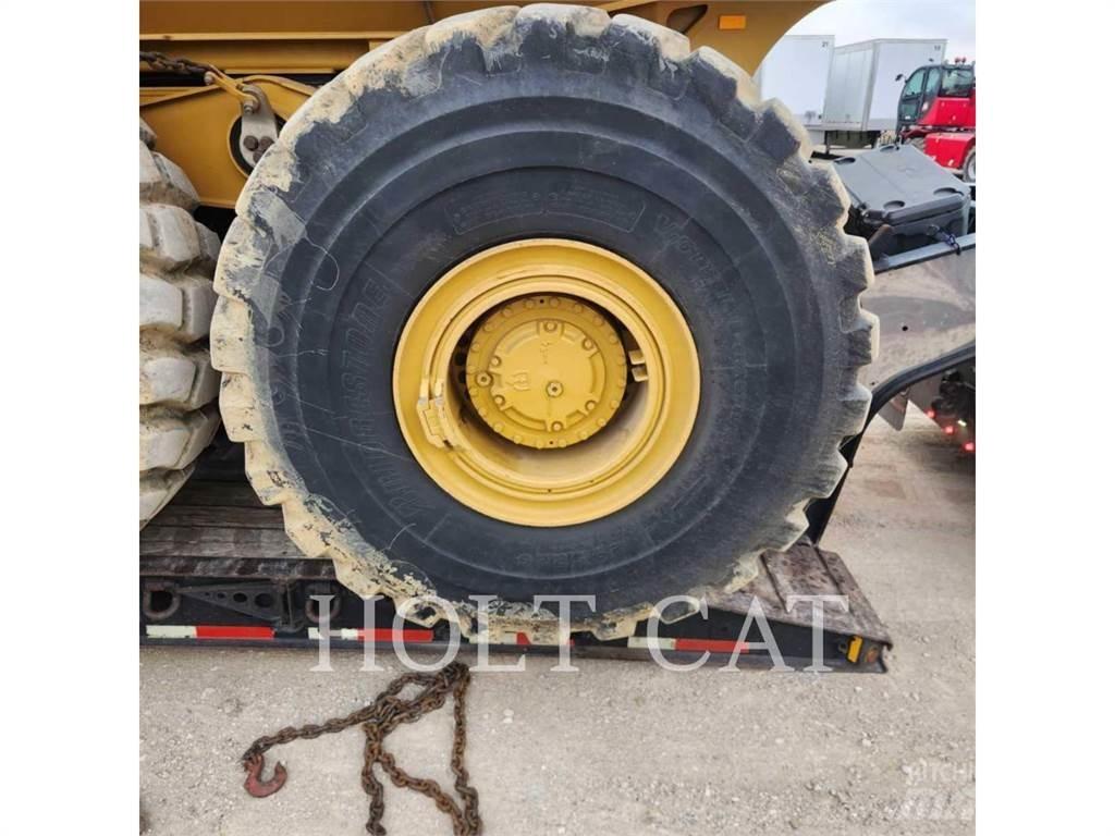 CAT 745 鉸接式起吊車