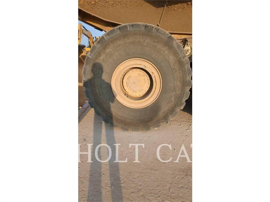 CAT 745 鉸接式起吊車
