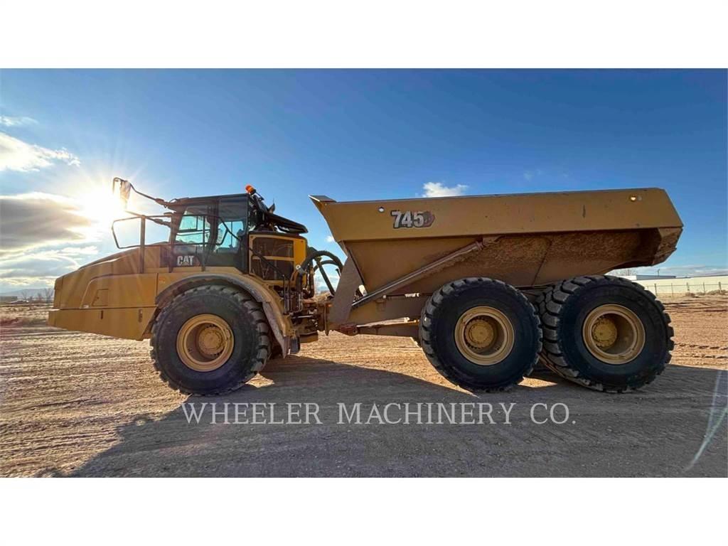 CAT 745 鉸接式起吊車