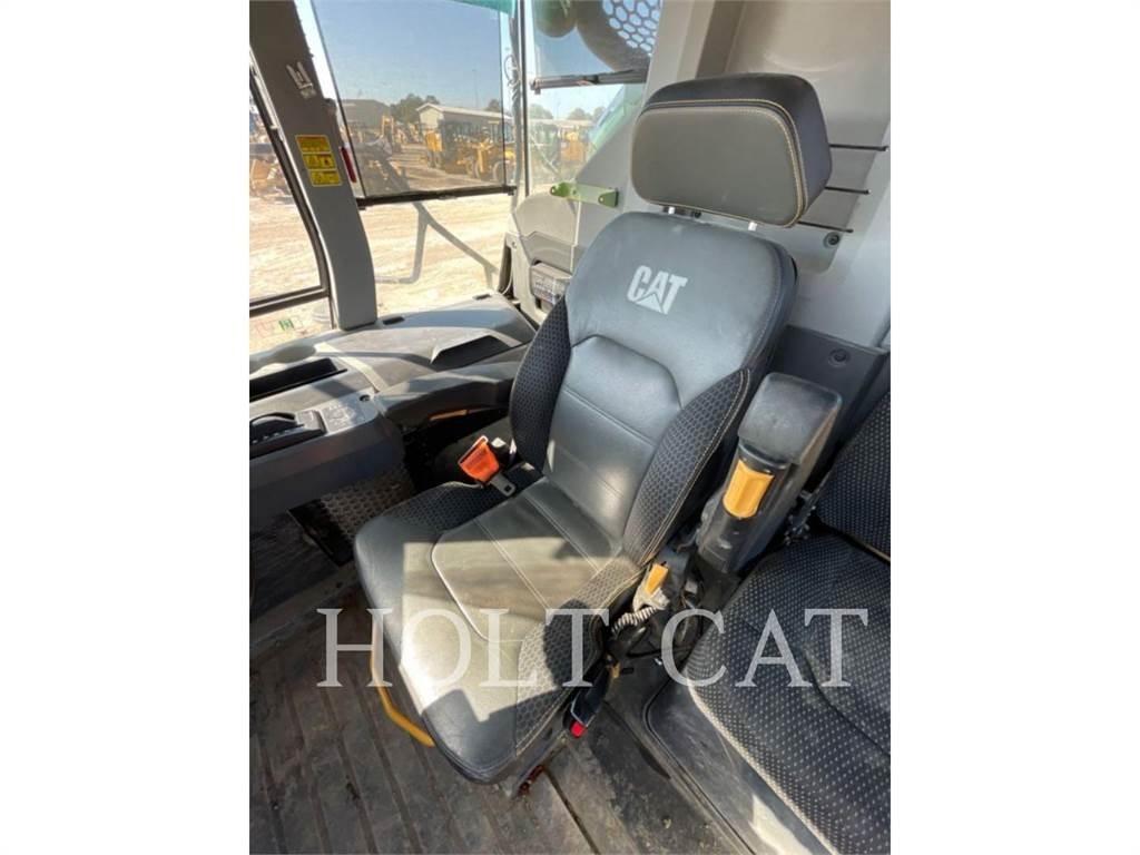 CAT 745 鉸接式起吊車
