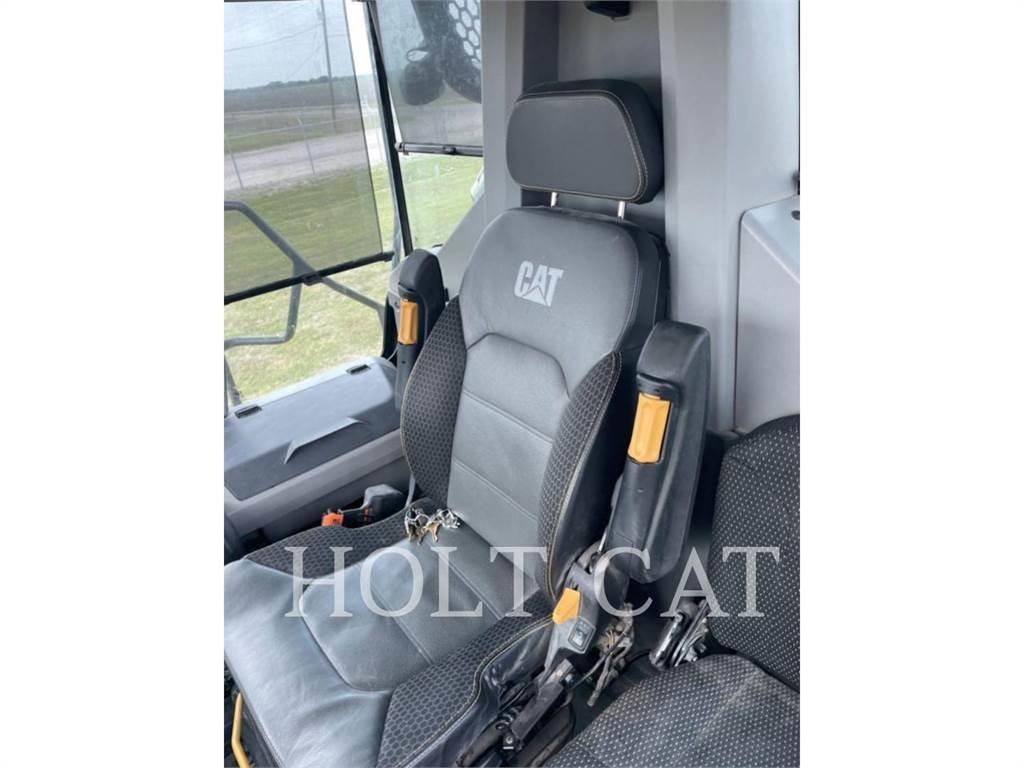 CAT 745 鉸接式起吊車