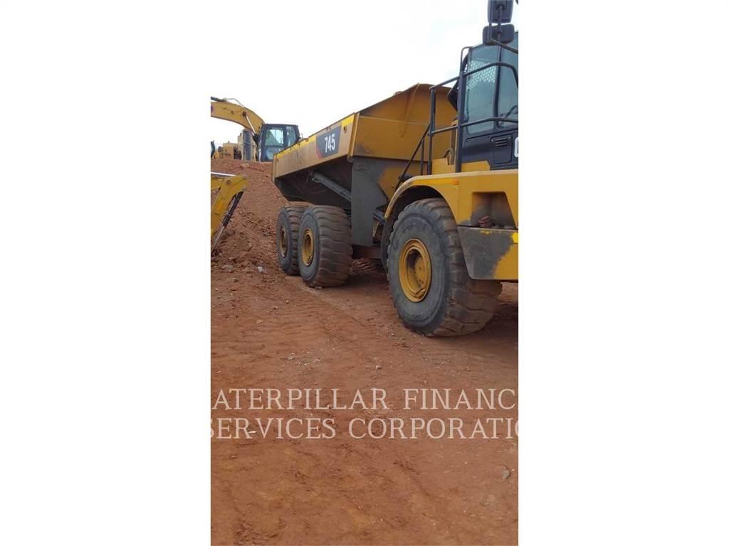 CAT 745 鉸接式起吊車