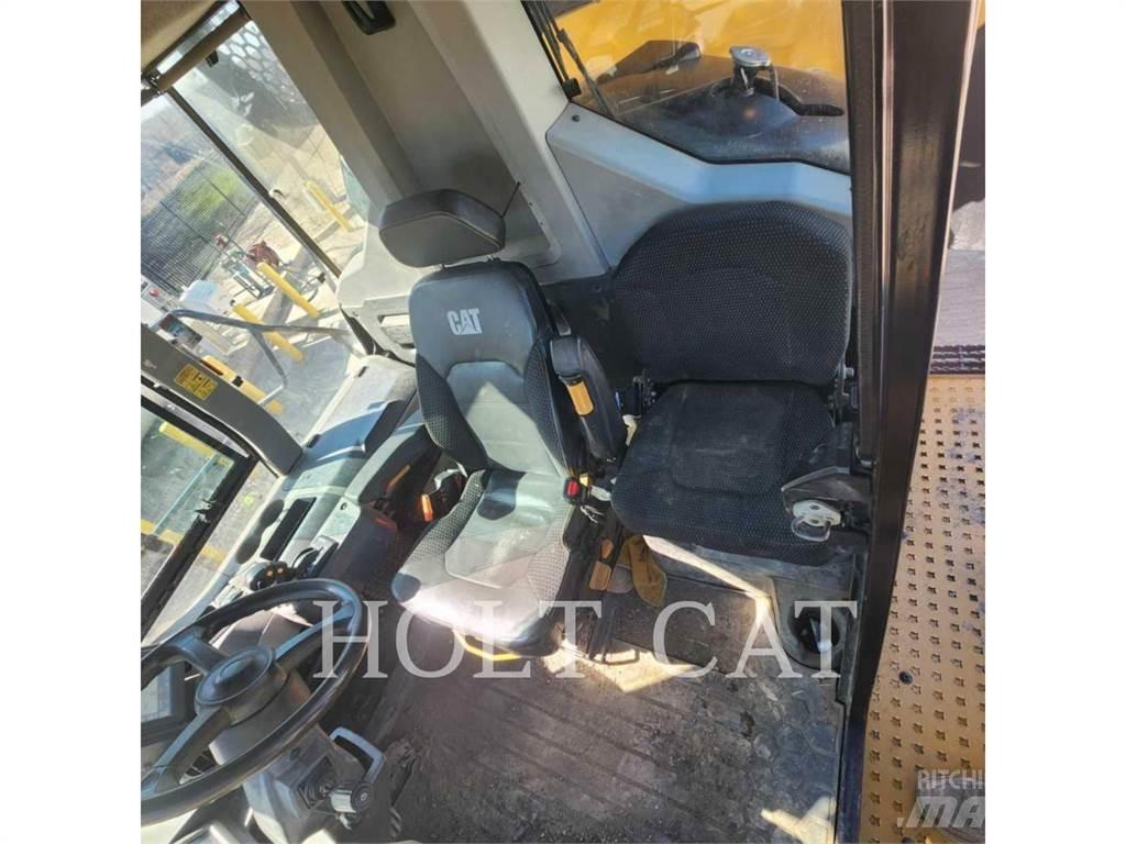 CAT 745 鉸接式起吊車