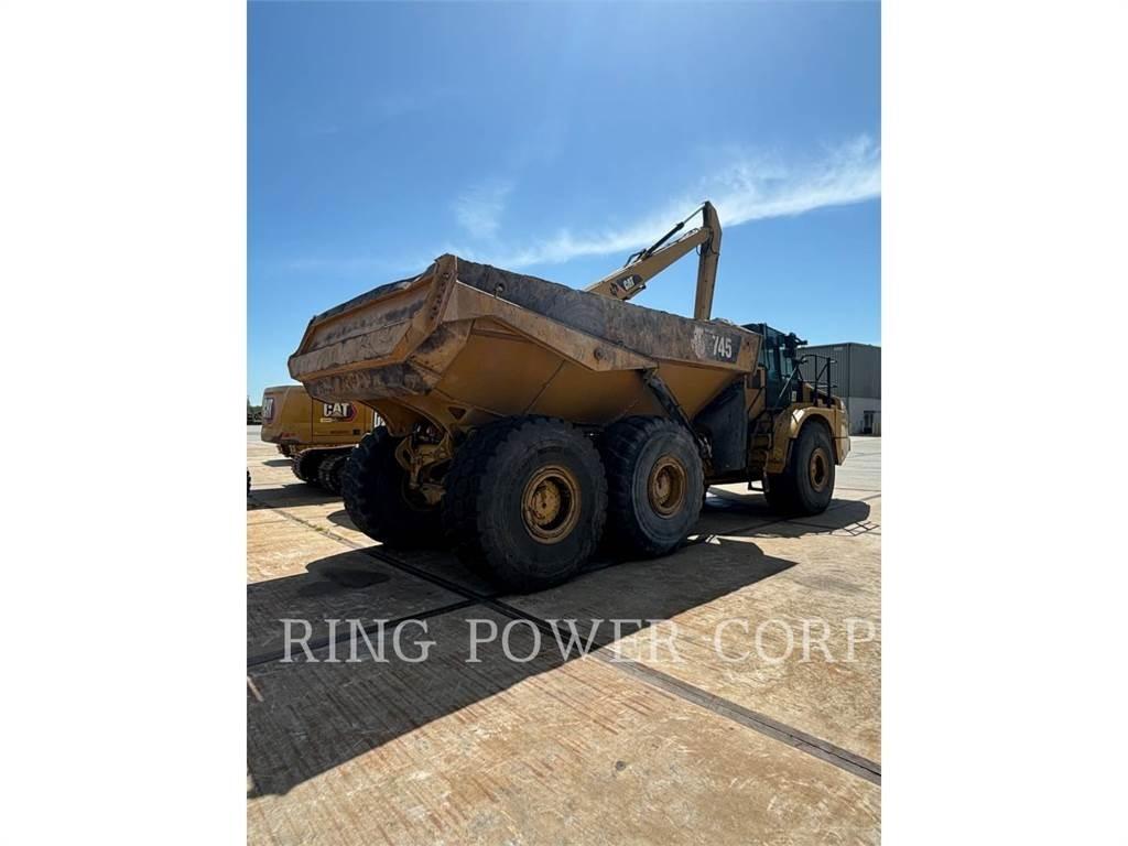 CAT 745 鉸接式起吊車