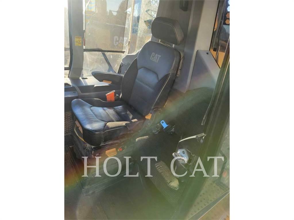 CAT 745 鉸接式起吊車