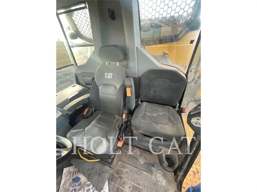 CAT 745 鉸接式起吊車