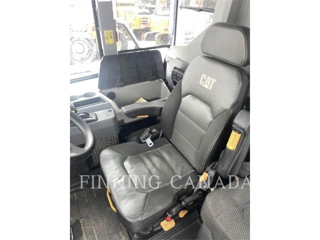 CAT 745 鉸接式起吊車