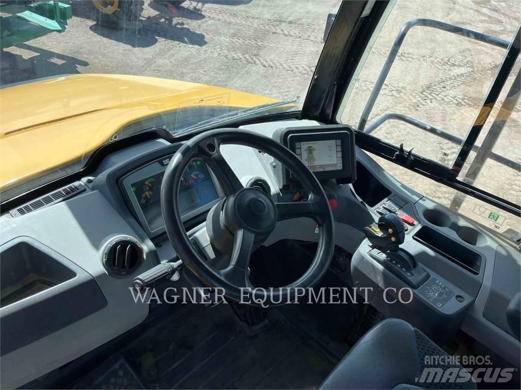 CAT 745 鉸接式起吊車