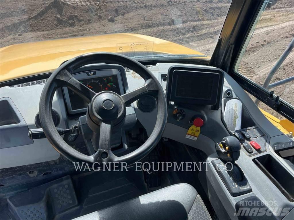 CAT 745 鉸接式起吊車