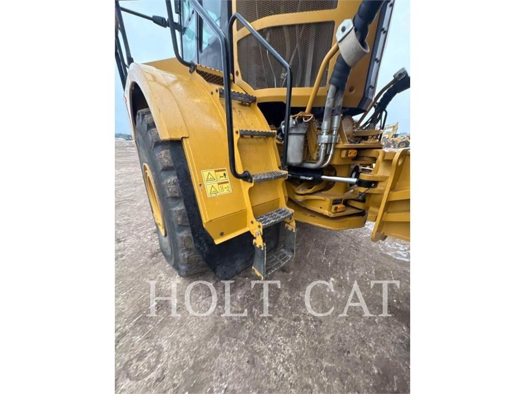 CAT 745 鉸接式起吊車