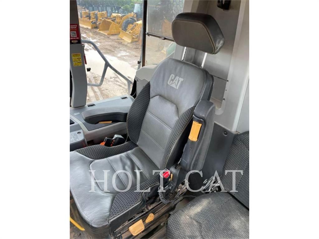 CAT 745 鉸接式起吊車