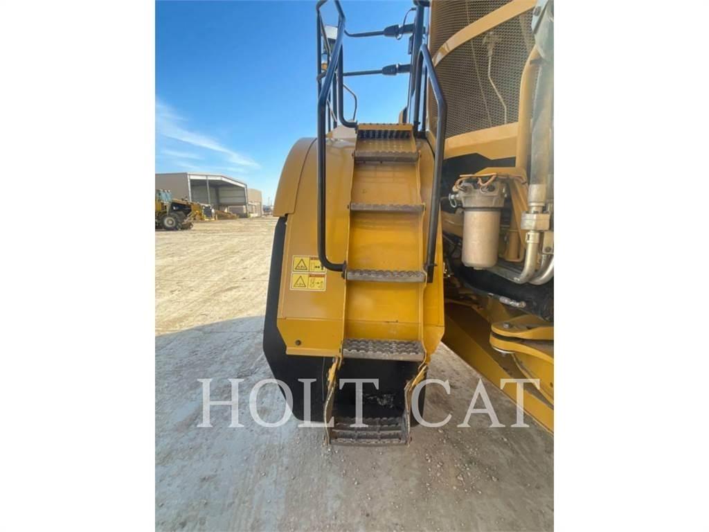 CAT 745 鉸接式起吊車