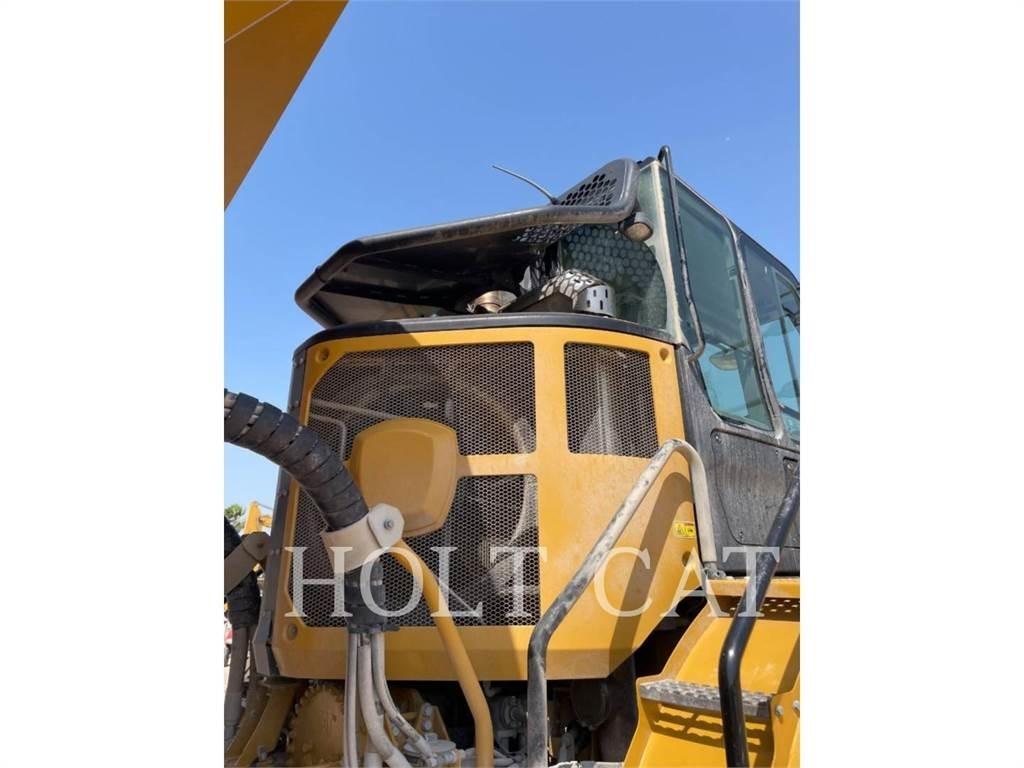 CAT 745 鉸接式起吊車