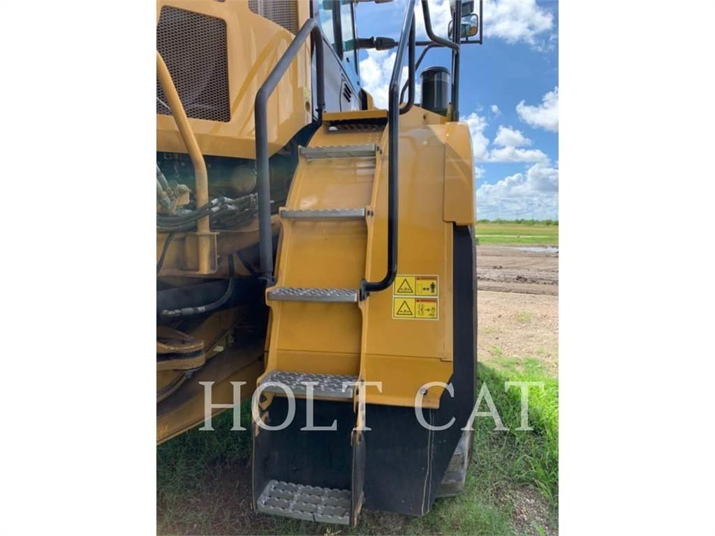 CAT 745 鉸接式起吊車