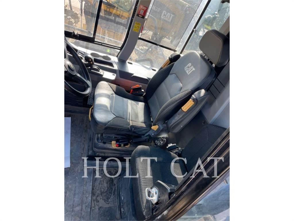 CAT 745 鉸接式起吊車