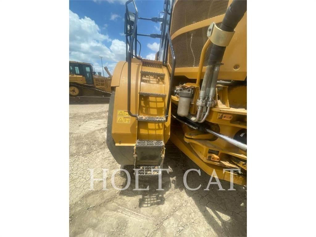 CAT 745 鉸接式起吊車