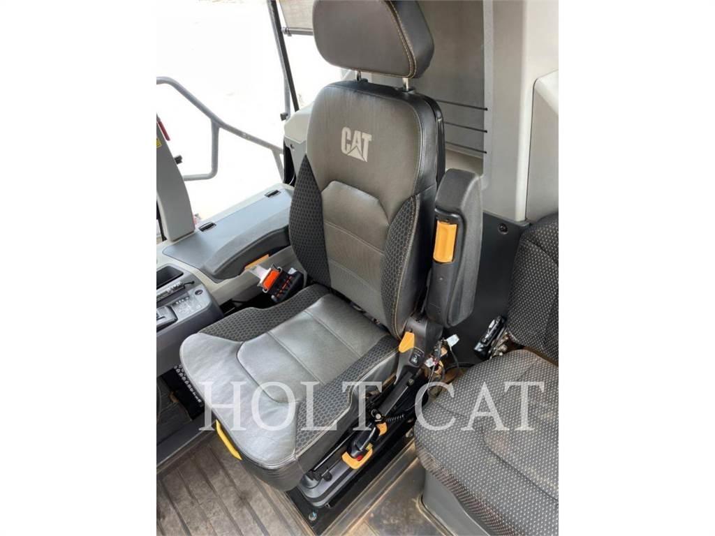 CAT 745 鉸接式起吊車