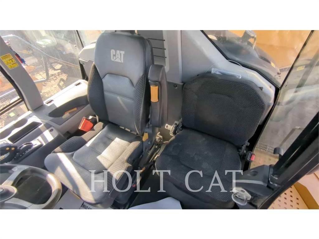 CAT 745 鉸接式起吊車