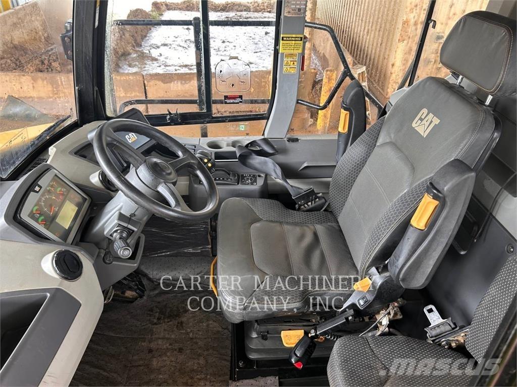 CAT 745 鉸接式起吊車