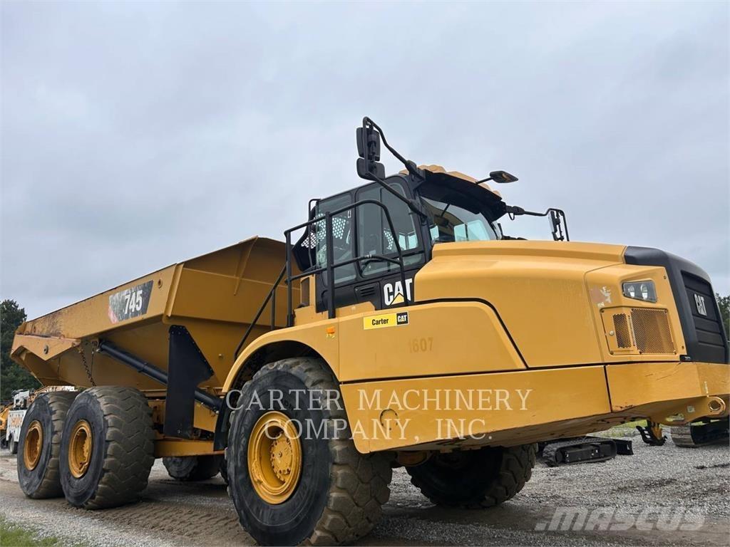 CAT 745 鉸接式起吊車