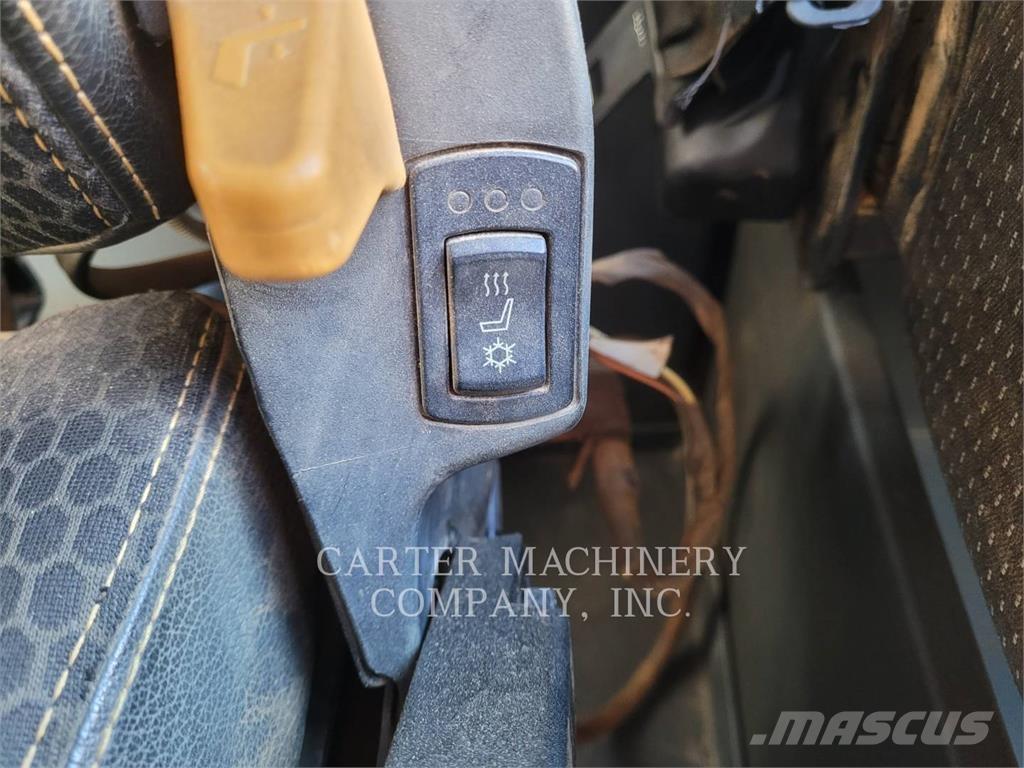 CAT 745 鉸接式起吊車