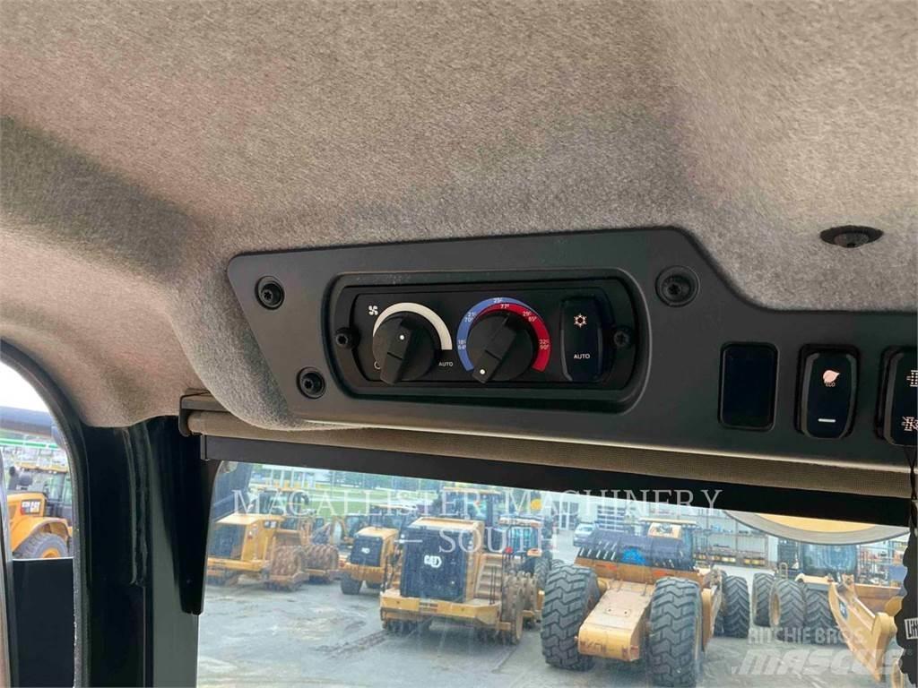 CAT 745 鉸接式起吊車
