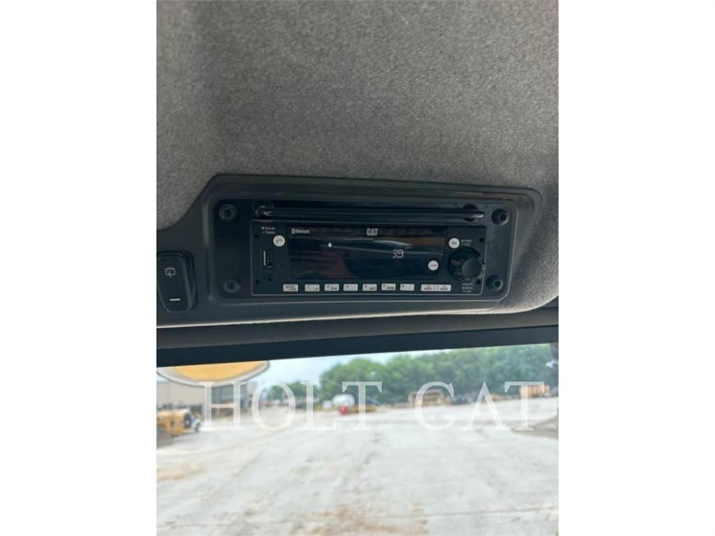 CAT 745 鉸接式起吊車