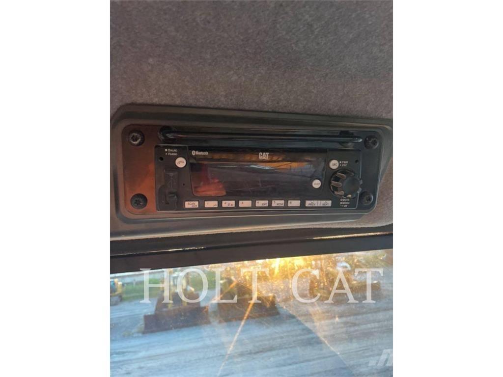 CAT 745 鉸接式起吊車