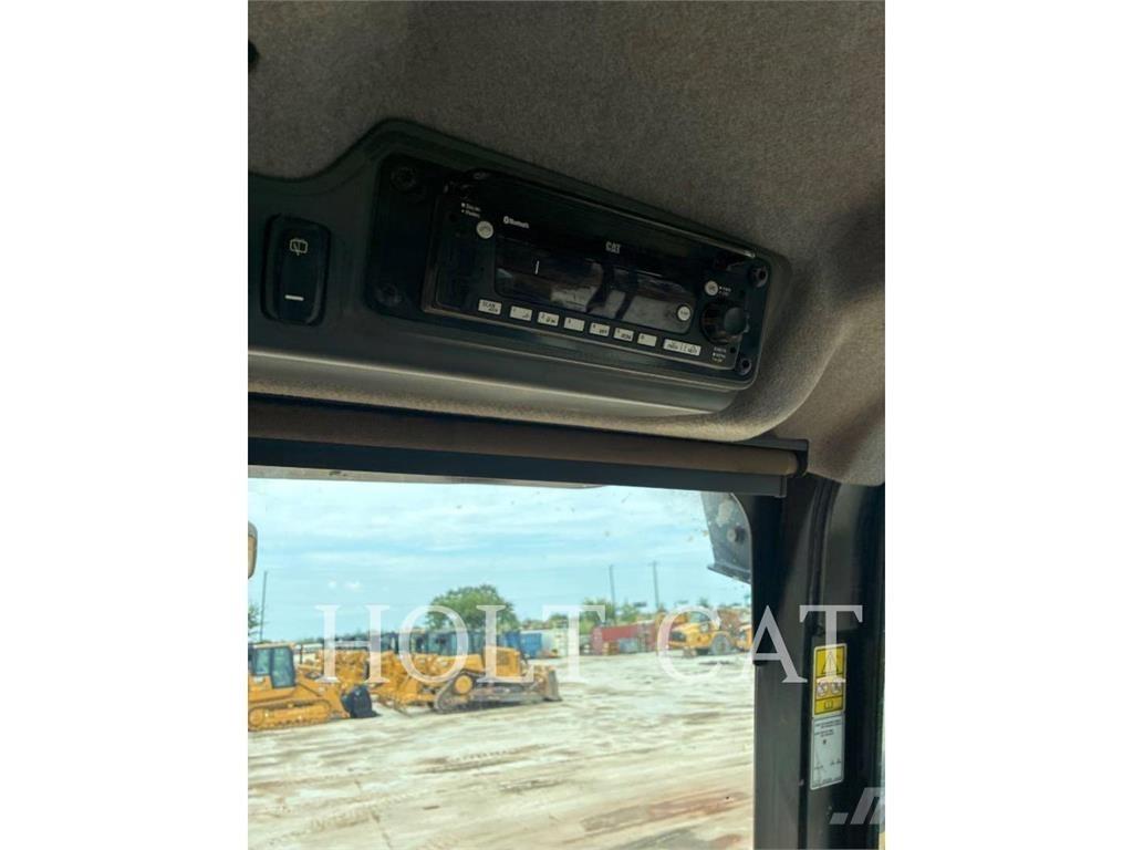 CAT 745 鉸接式起吊車
