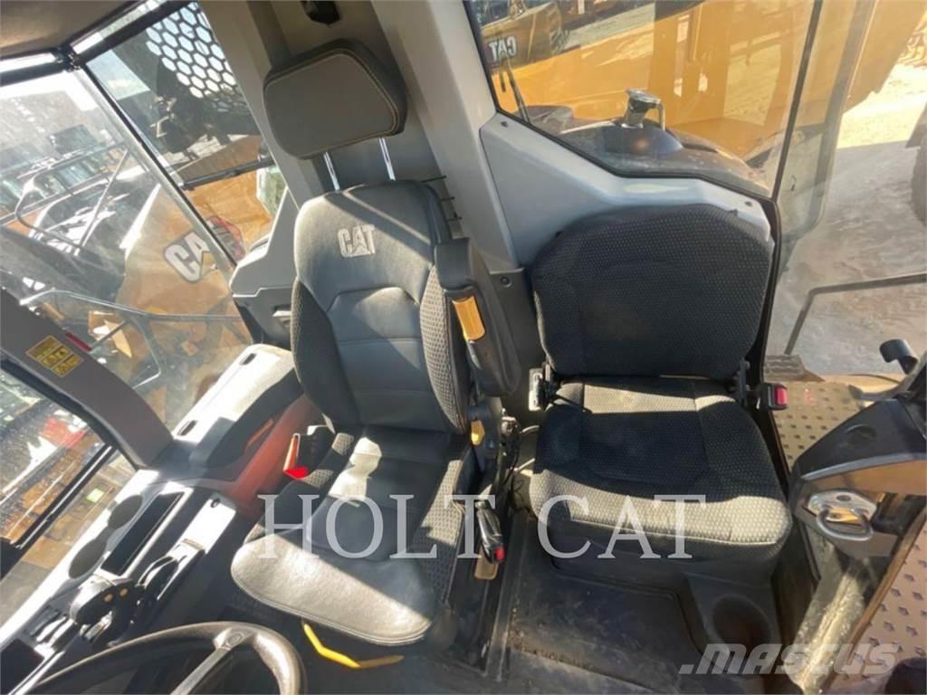 CAT 745 鉸接式起吊車