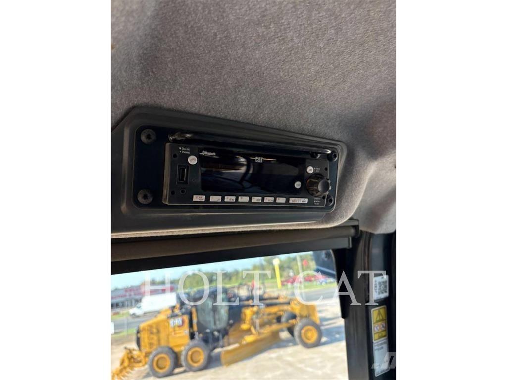 CAT 745 鉸接式起吊車